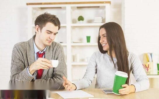How to hold a girl’s hand on a date