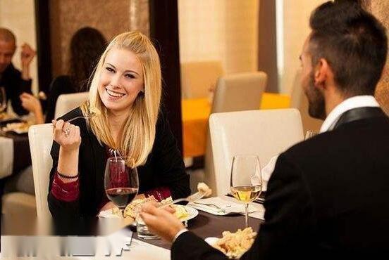 How should a man give gifts to a woman on a date? These gifts are most likely to touch a woman’s heart.